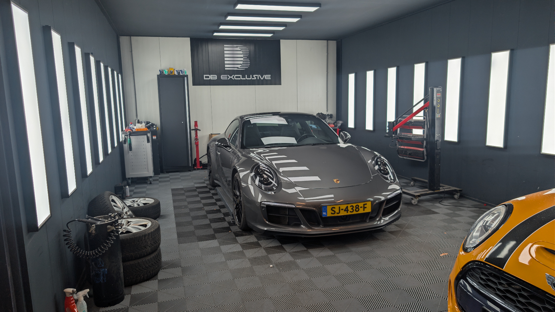 Detailer aan het werk in detailstudio